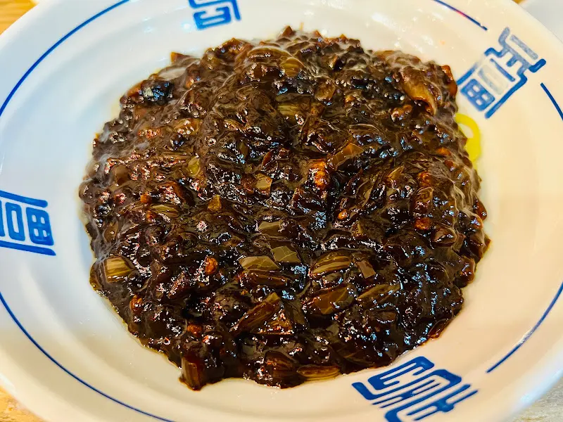 꾸덕한 짜장 소스가 인상적인 짜장면