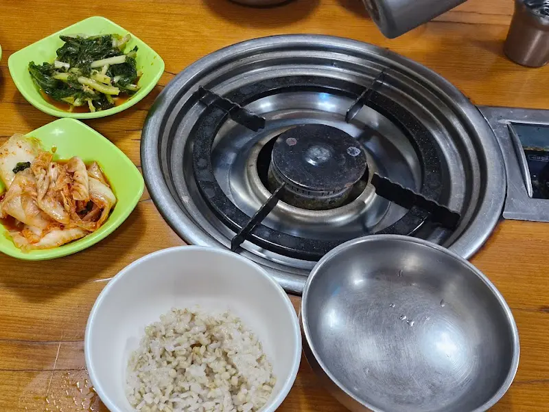 갖가지 나물과 함께 비벼 먹는 보리밥의 향긋한 풍미