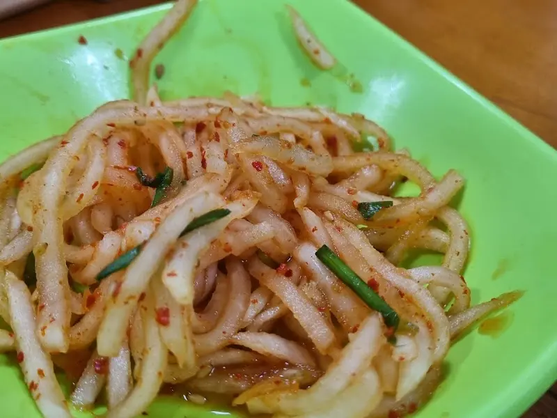 칼국수와 곁들여 먹기 좋은 무생채