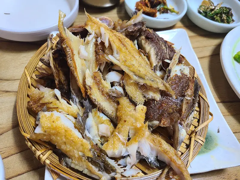 구워져 나온 생선구이 한 접시