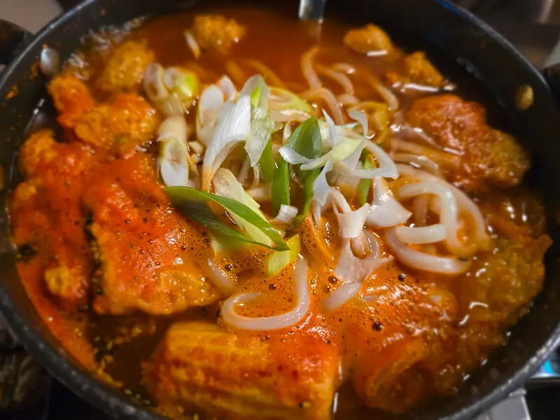 묵은지 어묵 전골 근접 샷