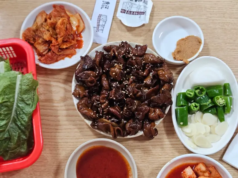 윤기가 흐르는 곱창 구이 한 상차림