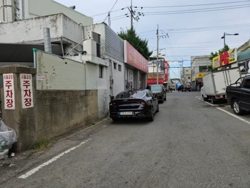 식당 뒷편 좁은 골목길