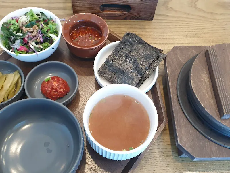 정갈한 반찬 구성