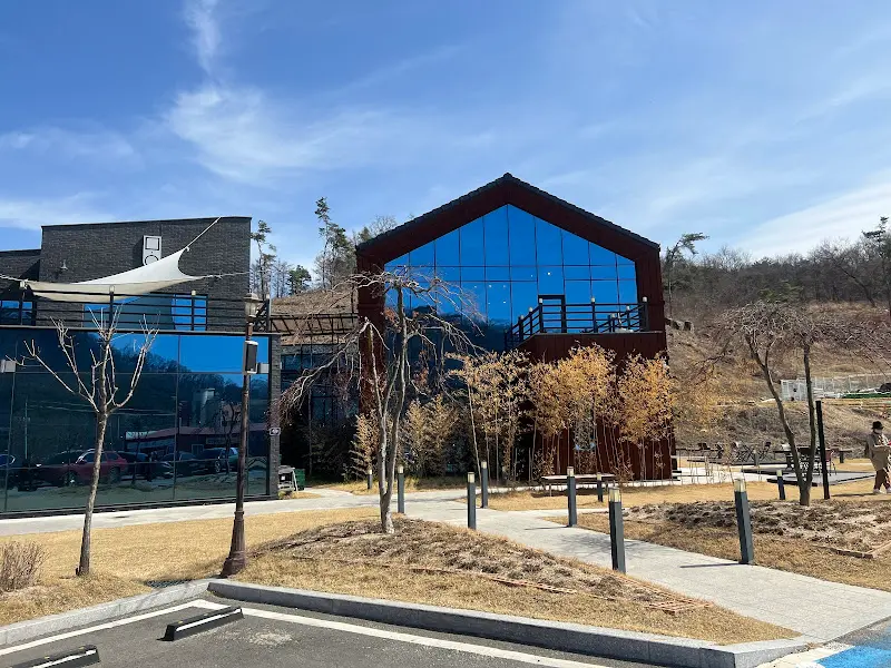 웅장한 카페 외관