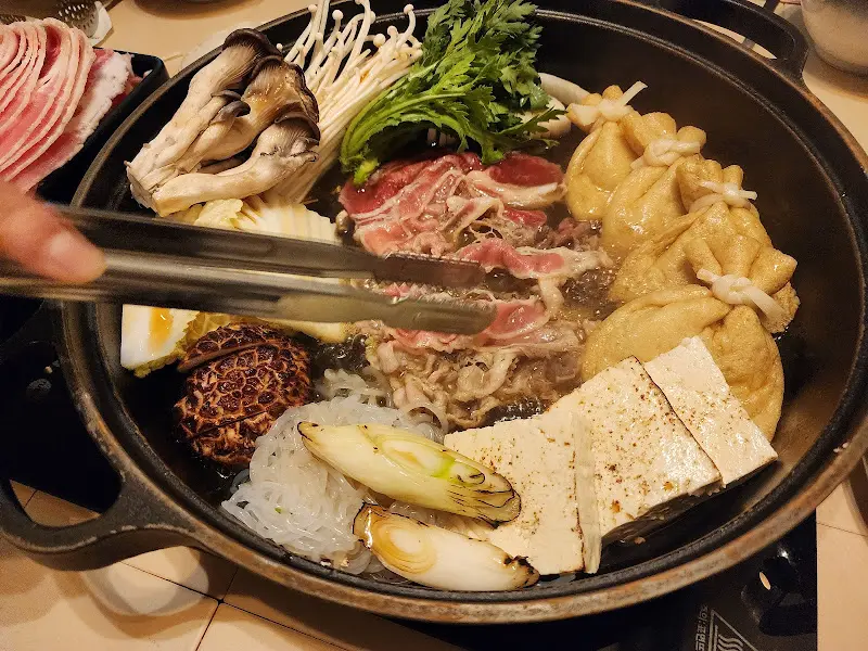 고기와 야채를 집는 모습