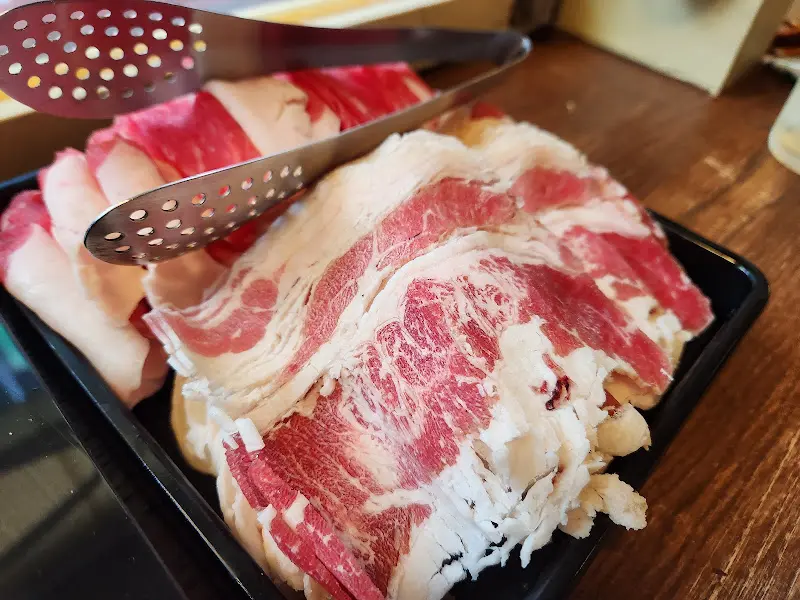 얇게 썰린 고기