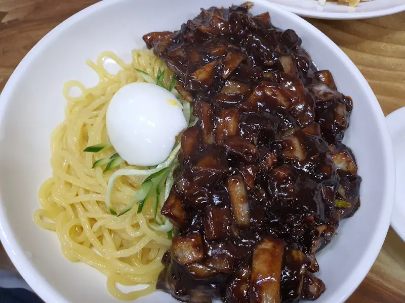 윤기 자르르 흐르는 짜장면