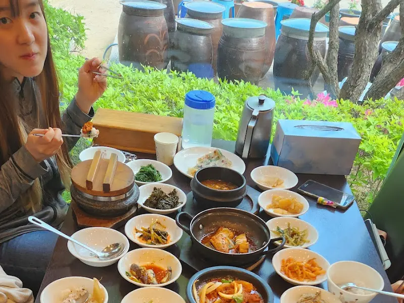 한상 가득 차려진 뜰사랑 정식