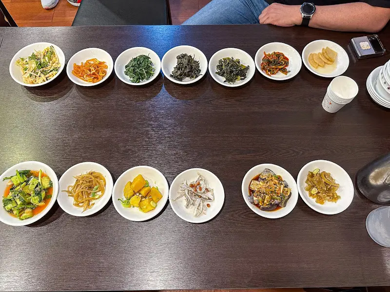 정갈하게 담겨 나온 다양한 나물 반찬들