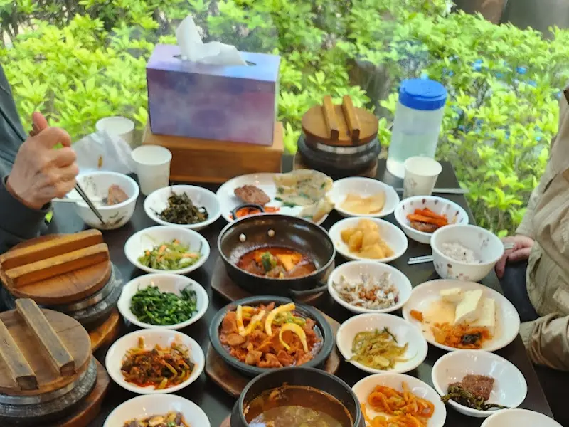 테이블 가득 차려진 반찬들