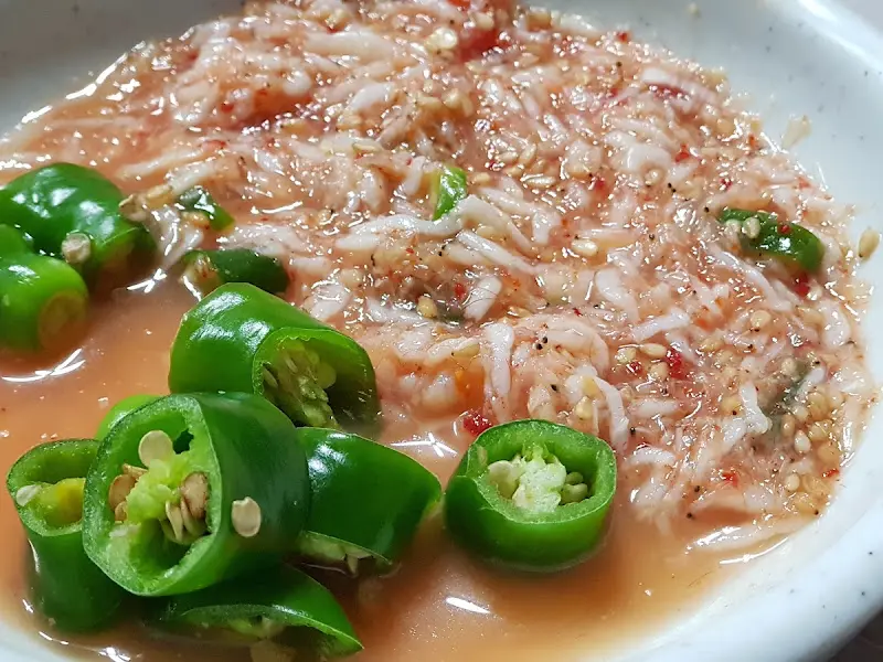 수육과 함께 제공되는 새우젓