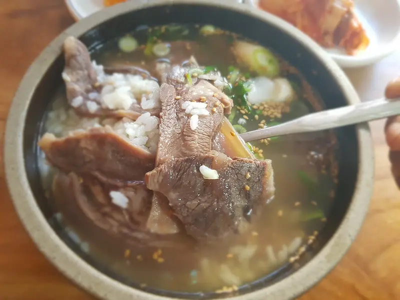 푸짐한 고기가 인상적인 하나나주곰탕