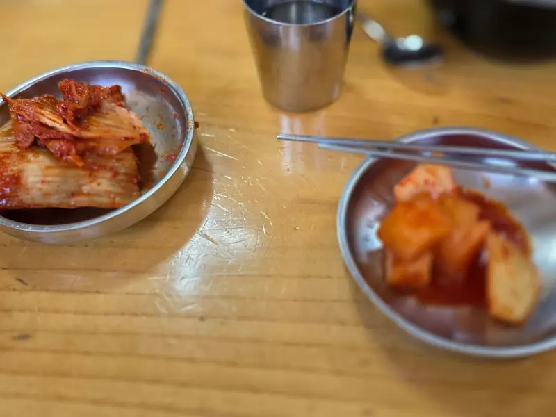 하나나주곰탕의 깍두기와 김치