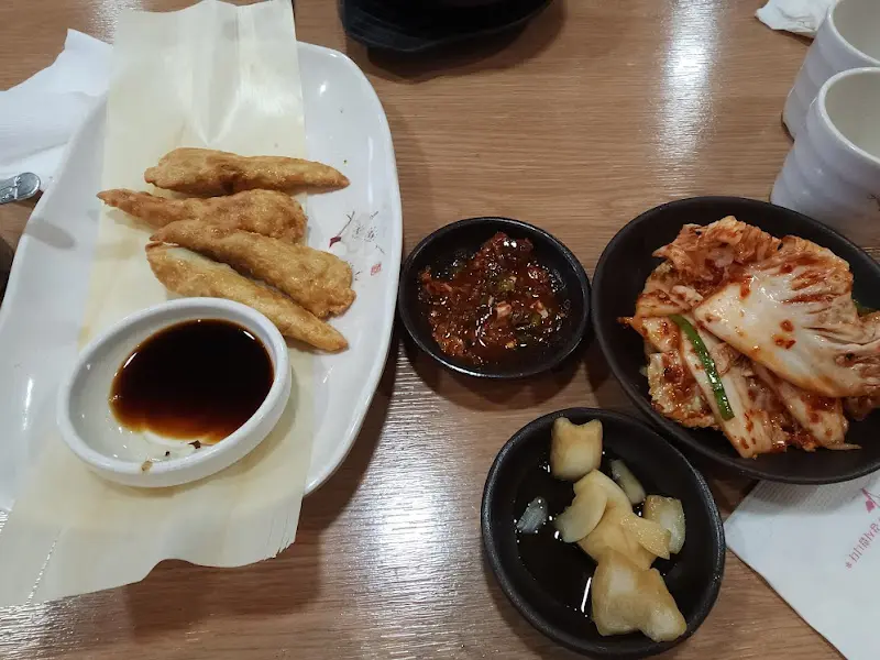 추어튀김, 어리굴젓, 겉절이 등 푸짐한 밑반찬