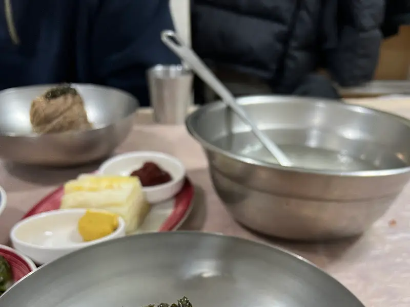 스테인리스 그릇에 담긴 동치미 국물