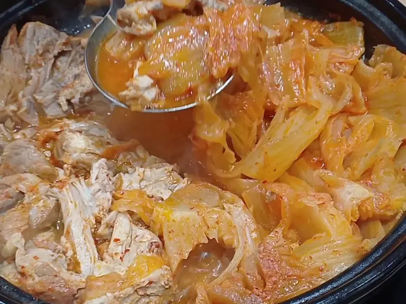 푸짐한 돼지고기와 묵은지가 듬뿍 들어간 김치찜