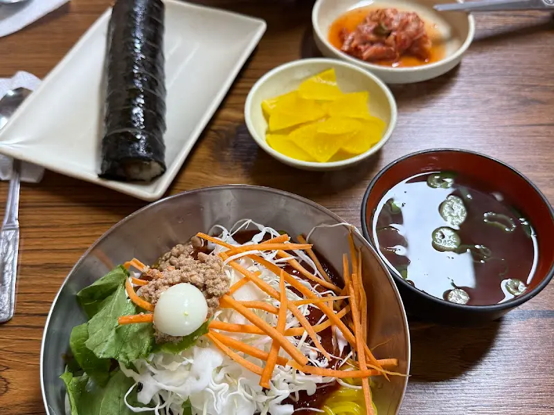 비빔쫄면과 김밥