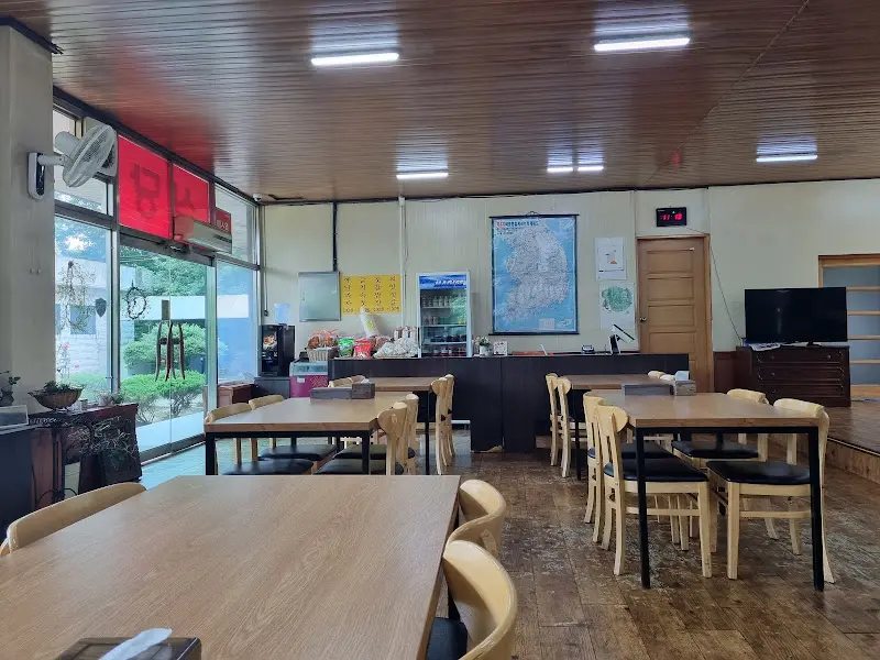 넓고 깔끔한 식당 내부