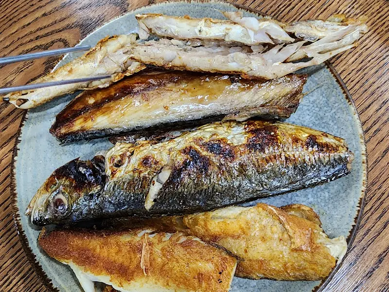 다양한 종류의 생선구이 한 접시