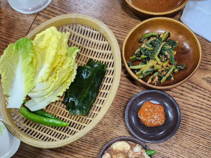 신선한 쌈 채소와 젓갈