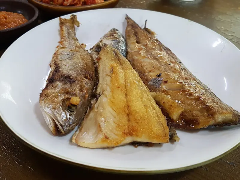 노릇하게 구워진 생선구이