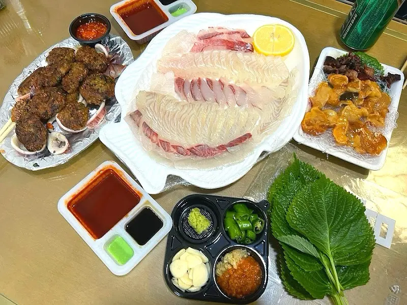 광어회, 누룽지 오징어순대, 해산물 모듬