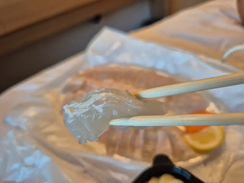 젓가락으로 집은 광어회