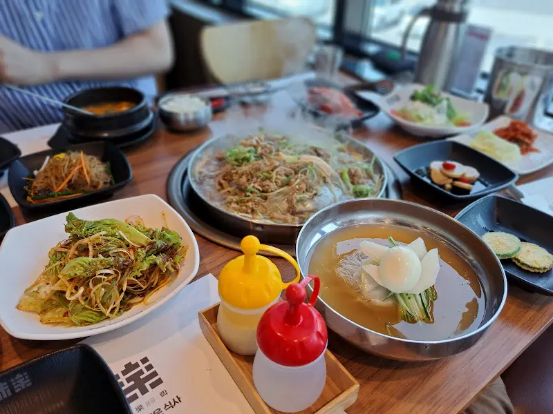 정갈하게 차려진 밑반찬