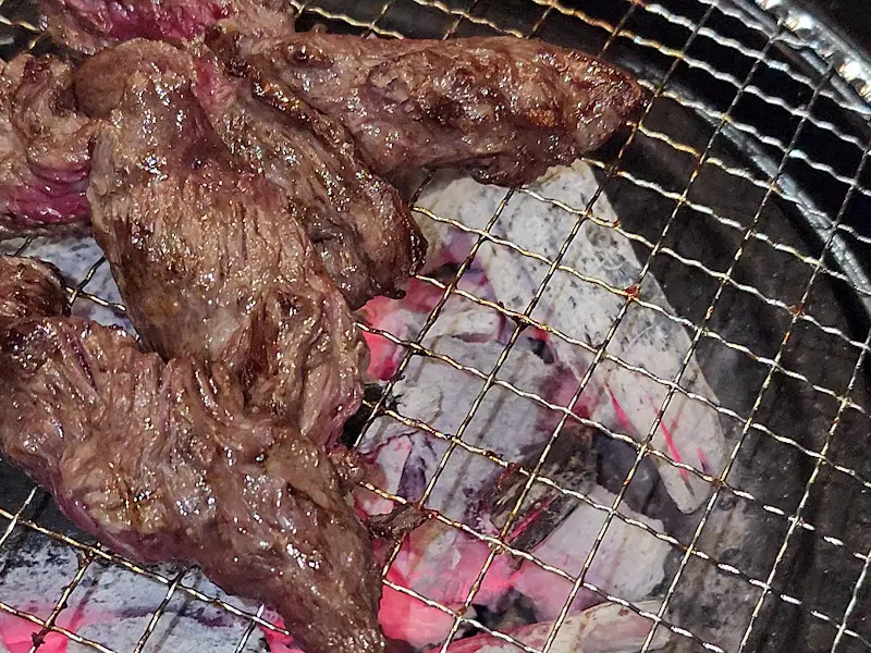 숯불 위에서 익어가는 꽃갈비살