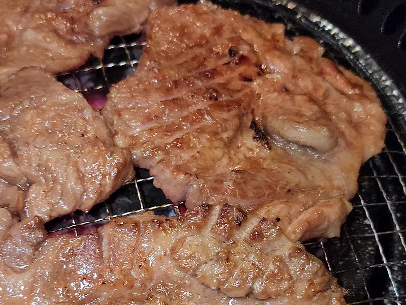 불판 위에서 구워지는 돼지갈비