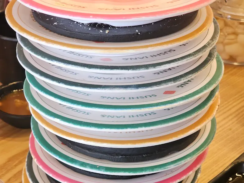 수북이 쌓인 접시