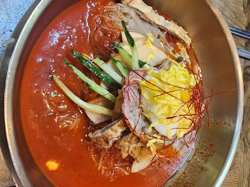 붉은 양념장이 먹음직스러운 하연옥 비빔냉면