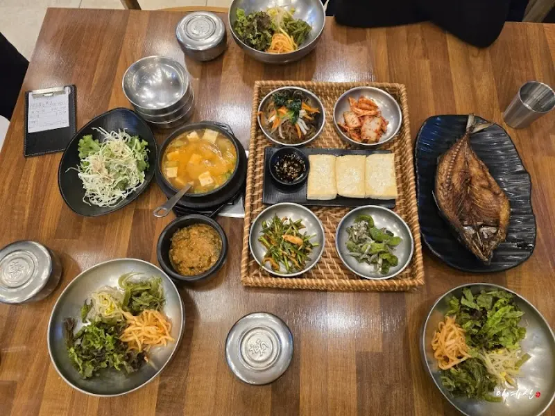 정갈하게 차려진 보리밥 정식 한 상 차림