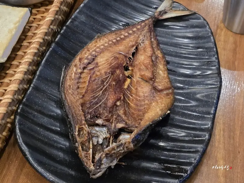 기름이 좔좔 흐르는 고등어구이