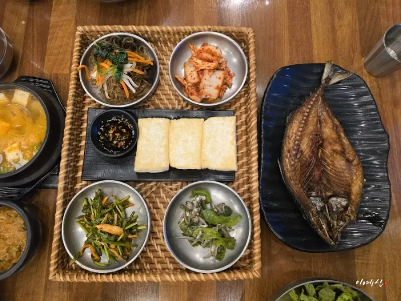 한 상 가득 차려진 보리밥 정식