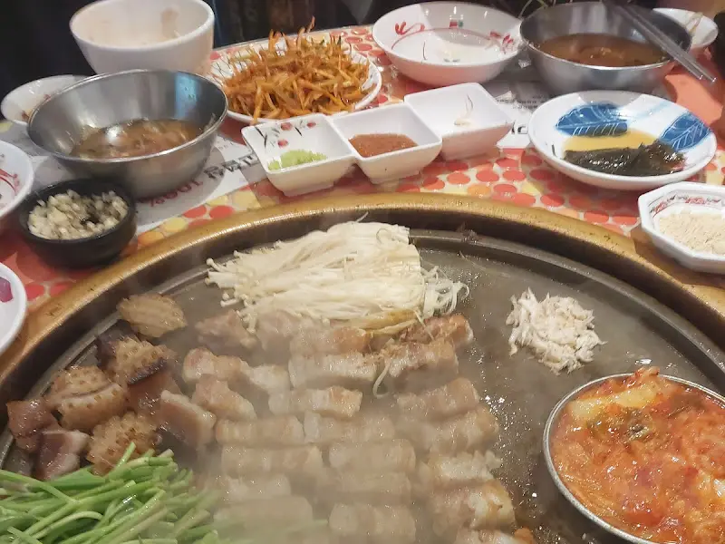 불판 위에 구워진 삼겹살과 김치