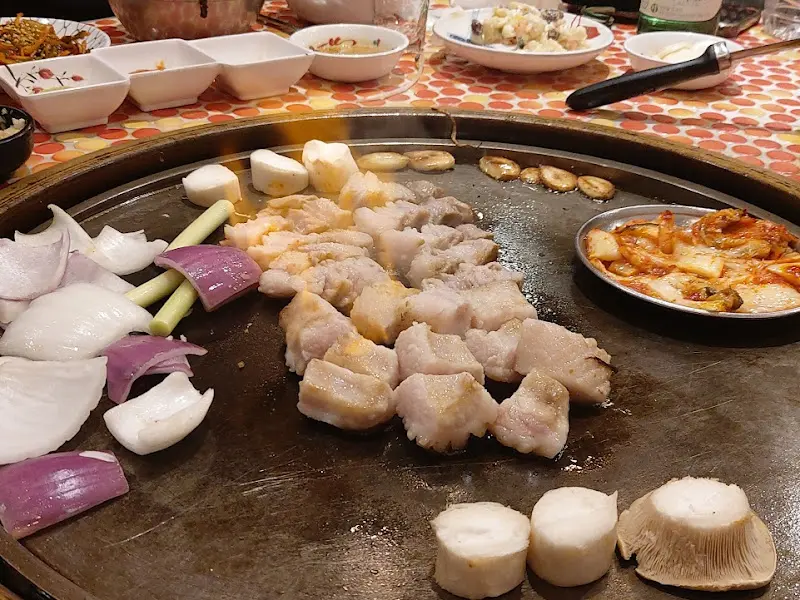 고기와 다양한 곁들임