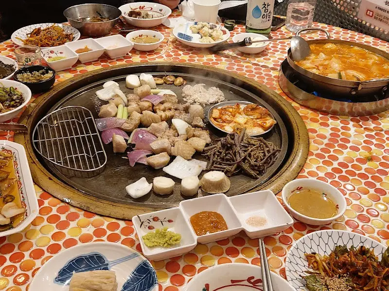 푸짐하게 차려진 한 상