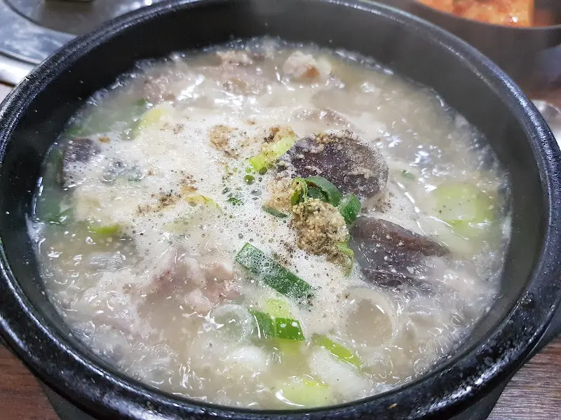 순대국 뚝배기의 클로즈업