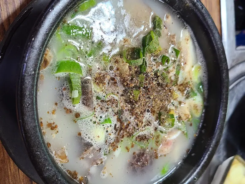다진 양념이 올려진 순대국