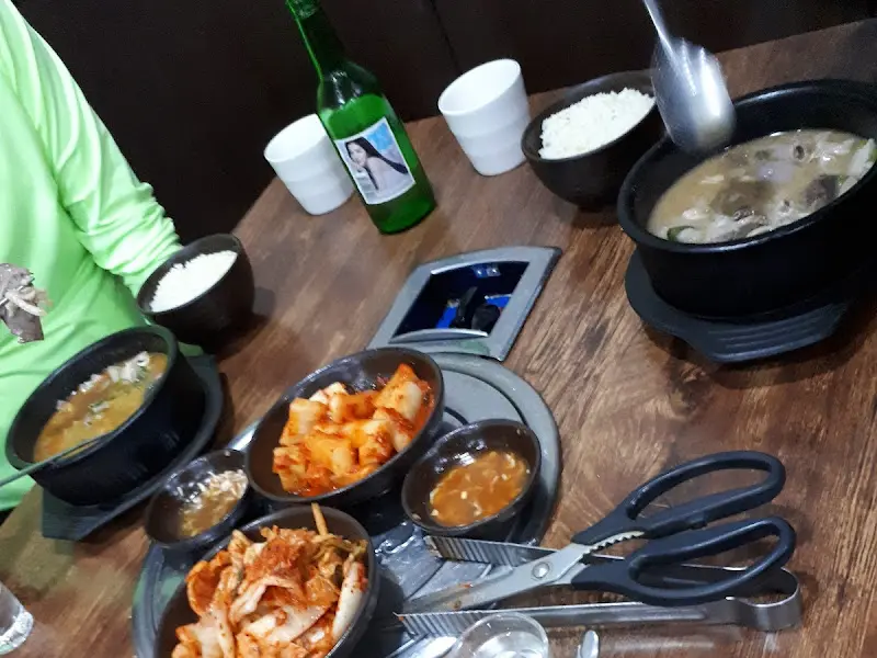 푸짐하게 차려진 테이블