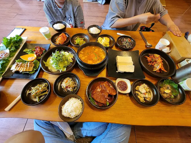 돌솥밥 정식 한상차림