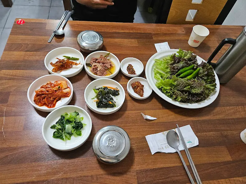 손국수와 푸짐한 반찬 한 상 차림