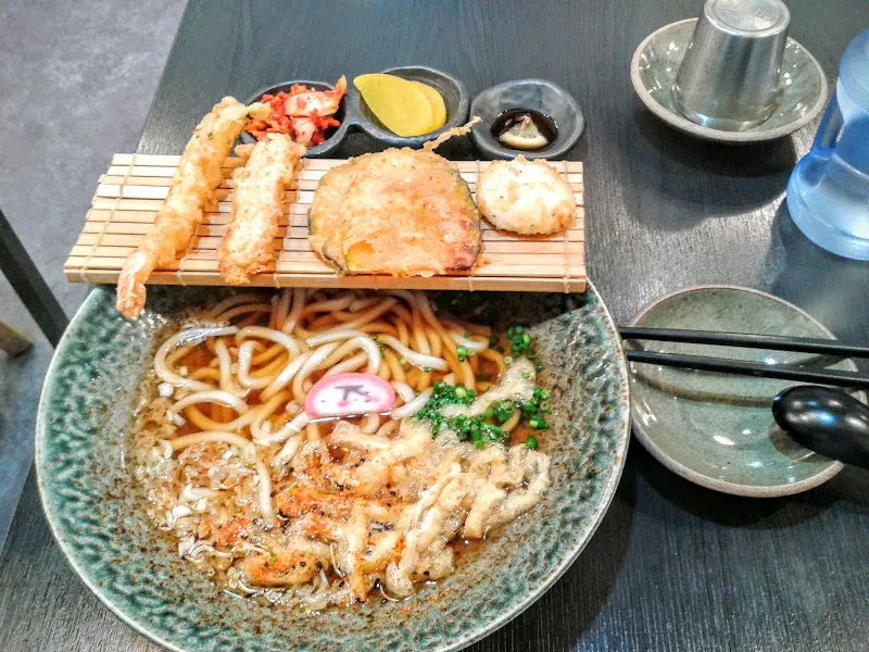 탱글탱글한 면발이 돋보이는 우동과 바삭한 튀김