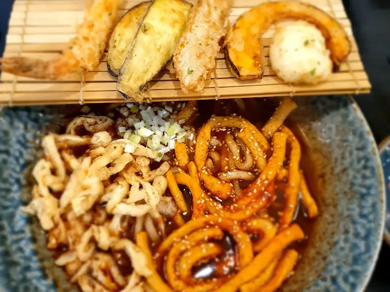 우동과 튀김의 환상적인 조합