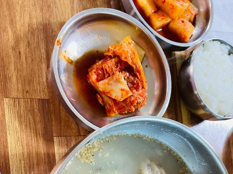 정갈하게 담긴 김치와 깍두기