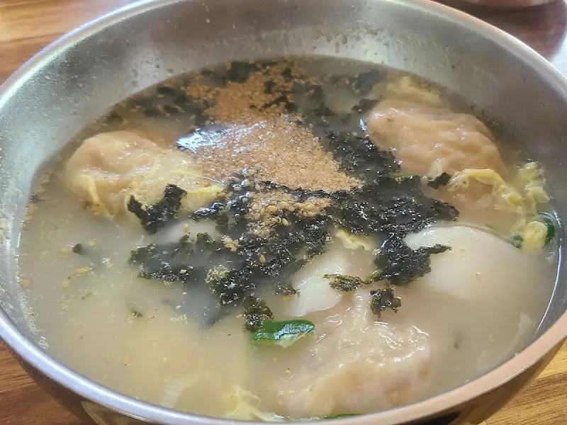 김 가루와 깨가 듬뿍 뿌려진 떡만두국