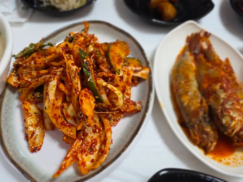 매콤달콤한 양념에 버무려진 갑오징어무침