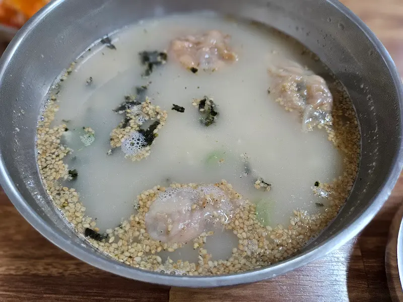 뽀얀 사골 국물이 인상적인 떡만두국